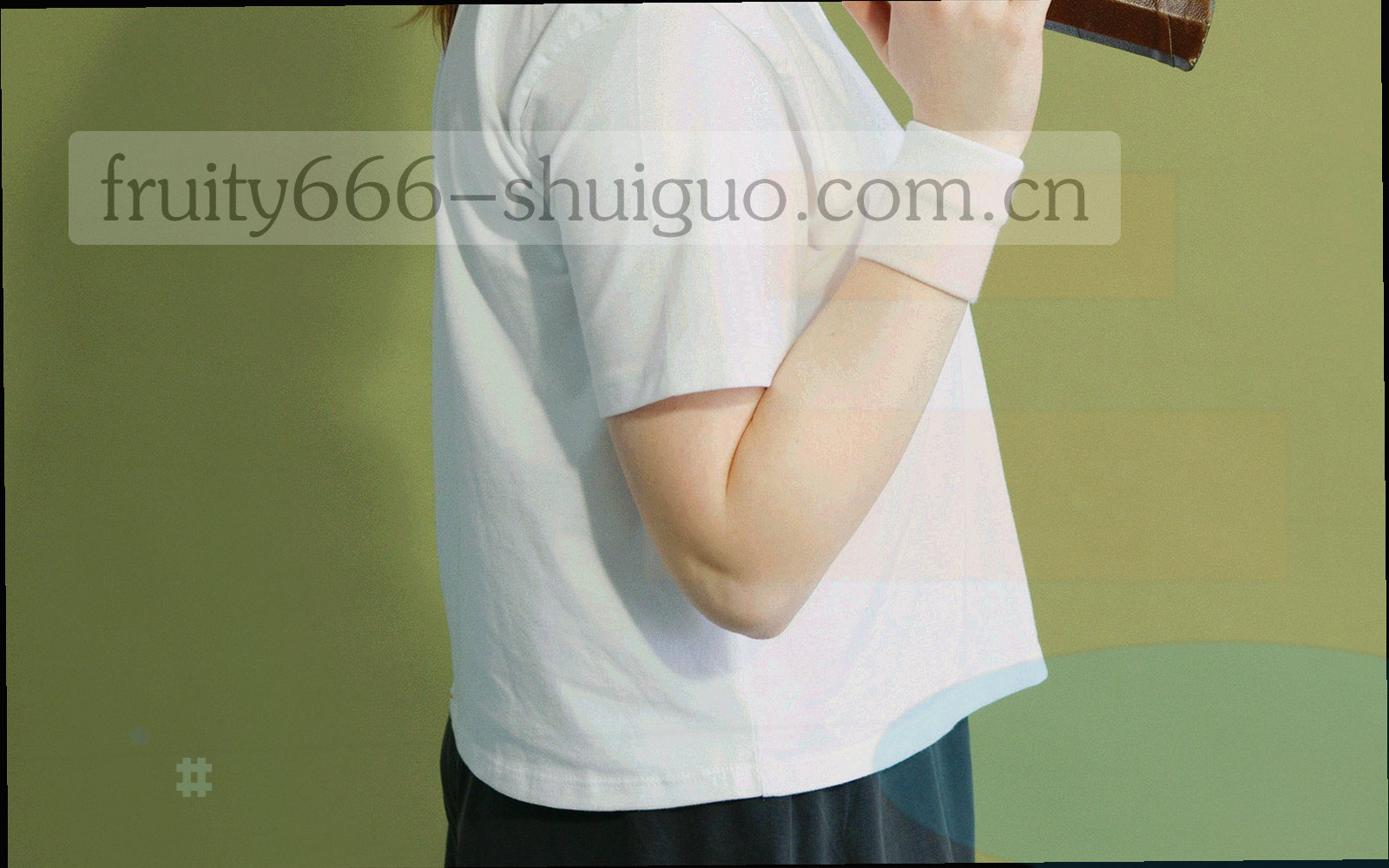 玩家在平板与桌面屏幕之间切换水果666游戏机首页的操作场景